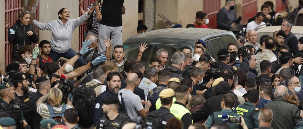 König Felipe umringt von Protestierenden in Paiporta, Valencia.