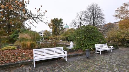 Alle weißen Sitzbänke werden über den Winter abgebaut und eingelagert.
