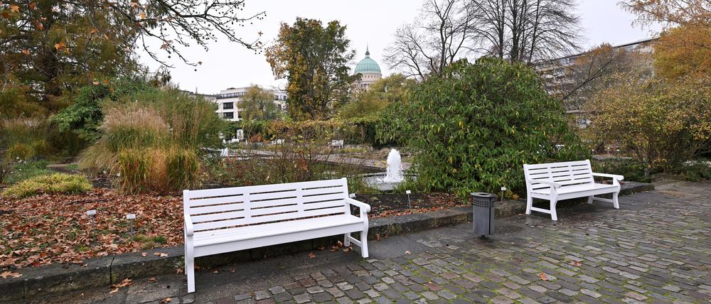 Alle weißen Sitzbänke werden über den Winter abgebaut und eingelagert.