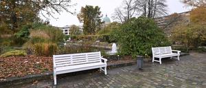 Alle weißen Sitzbänke werden über den Winter abgebaut und eingelagert.