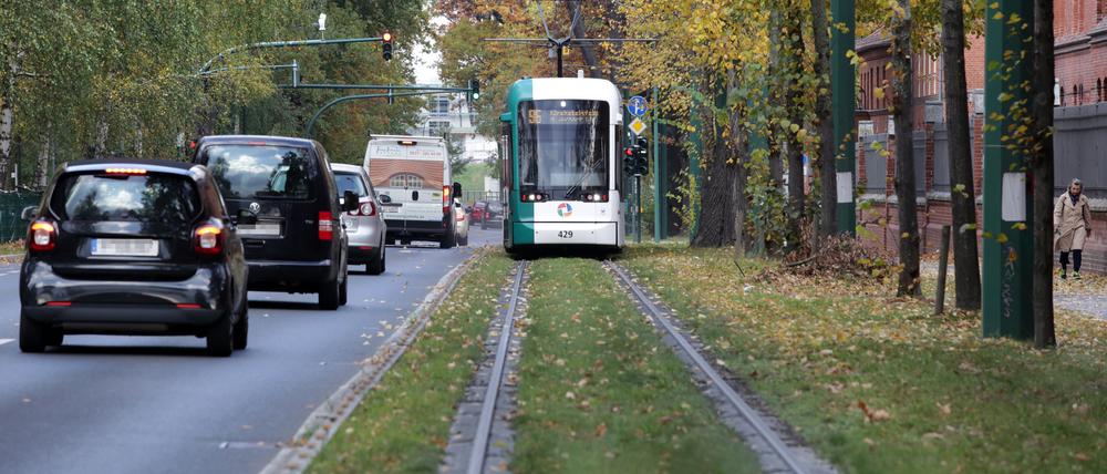 Eine Straßenbahn fährt auf ihrer Trasse in der Nedlitzer Straße.