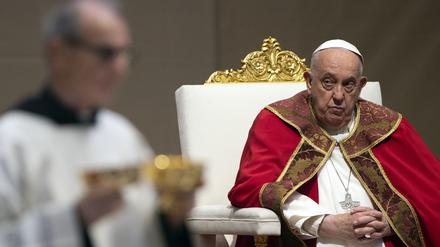 Papst Franziskus steht der Heiligen Messe zum Gedenken an die im Laufe des Jahres verstorbenen Kardinäle und Bischöfe im Petersdom vor.