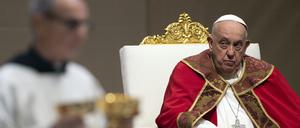 Papst Franziskus steht der Heiligen Messe zum Gedenken an die im Laufe des Jahres verstorbenen Kardinäle und Bischöfe im Petersdom vor.