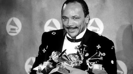 Quincy Jones 2004 mit seiner Grammy-Ausbeute.