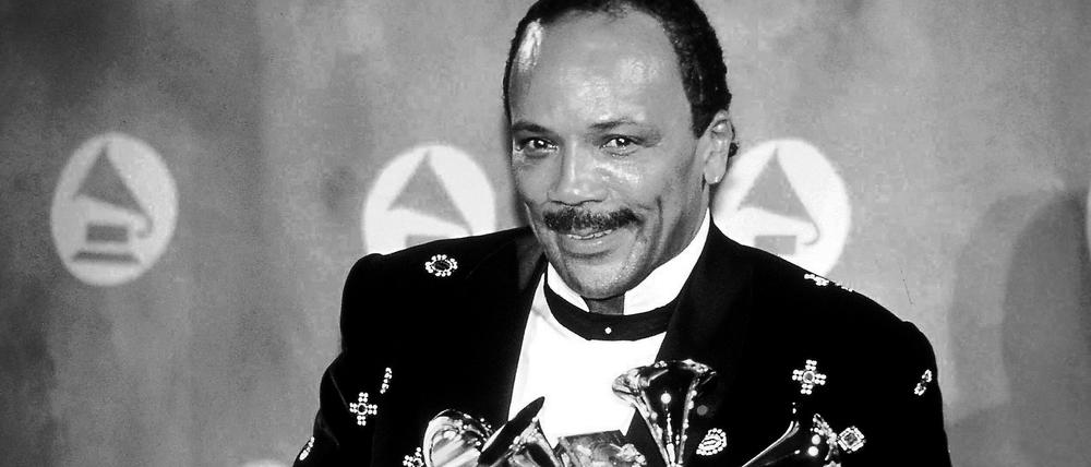 Quincy Jones 2004 mit seiner Grammy-Ausbeute.