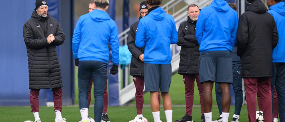 Marco Rose spricht beim Abschlusstraining der Leipziger zum Team. Es fehlt nur Castello Lukeba.