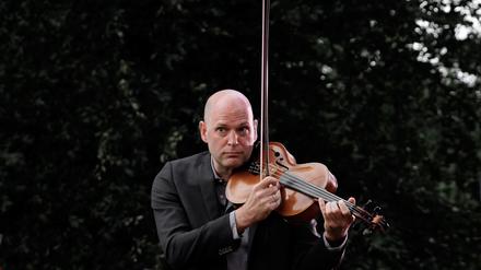 Der Berliner Schriftsteller Florian Werner versammelt in seinem Buch die Instrumenten-Geschichten bekannter Musiker. Er selbst spielt Geige und Bratsche. 