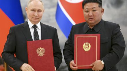 Der russische Präsident Wladimir Putin (l) und der nordkoreanische Staatschef Kim Jong-un posieren für ein Foto während einer Unterzeichnungszeremonie der neuen Partnerschaft. (Archivbild)