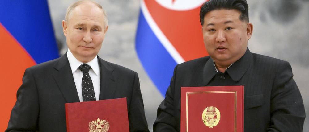 Der russische Präsident Wladimir Putin (l) und der nordkoreanische Staatschef Kim Jong-un posieren für ein Foto während einer Unterzeichnungszeremonie der neuen Partnerschaft. (Archivbild)