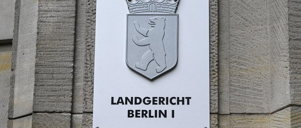 Nach Kopfschüssen auf einen 80-Jährigen kommen eine Frau (31) und ein Mann (48) wegen versuchten Raubmordes vor Gericht. (Symbolbild)