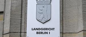 Nach Kopfschüssen auf einen 80-Jährigen kommen eine Frau (31) und ein Mann (48) wegen versuchten Raubmordes vor Gericht. (Symbolbild)