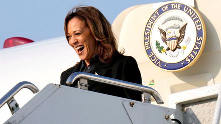 Die demokratische US-Präsidentschaftskandidatin Kamala Harris kann als amtierende Vizepräsidentin im Wahlkampf die Regierungsmaschine nutzen. (Archivbild)