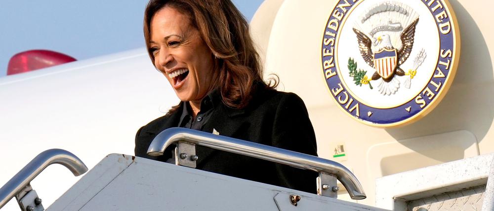 Die demokratische US-Präsidentschaftskandidatin Kamala Harris kann als amtierende Vizepräsidentin im Wahlkampf die Regierungsmaschine nutzen. (Archivbild)