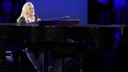 Lady Gaga performt vor ikonischer Kulisse „God bless America“ am Klavier. 