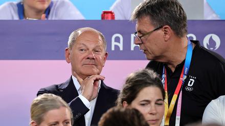Bundeskanzler Olaf Scholz (l.) begrüßt das geplante Sportfördergesetz.