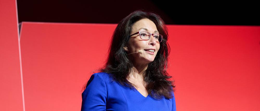 Yasmin Fahimi, Vorsitzende des Deutschen Gewerkschaftsbundes, spricht zum Festakt zu 75 Jahre Deutscher Gewerkschaftsbund im Kosmos in die Karl-Marx-Allee. (Archivbild)
