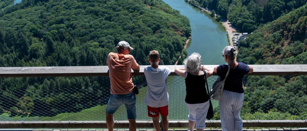 Saarland, Orscholz: Menschen schauen vom Aussichtsturm Cloef bei Orscholz auf die Saarschleife.