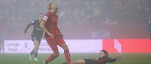 Pernille Harder (in rot) brachte Bayern in Halbzeit eins in Führung.