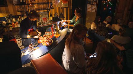 Von der Bar blicken die Zuschauerinnen und Zuschauer direkt auf die Bühne der Scheinbar.