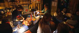 Von der Bar blicken die Zuschauerinnen und Zuschauer direkt auf die Bühne der Scheinbar.