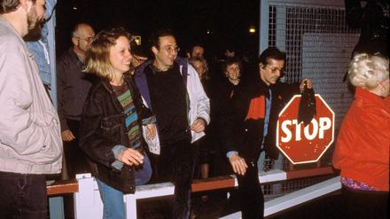 Grenzöffnung an der Bornholmer Brücke, DDR-Bürger springen über den Schlagbaum