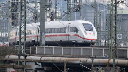 Die Deutsche Bahn will dazu beitragen, dass mehr Verkehr von der Straße auf die Schiene verlagert wird.