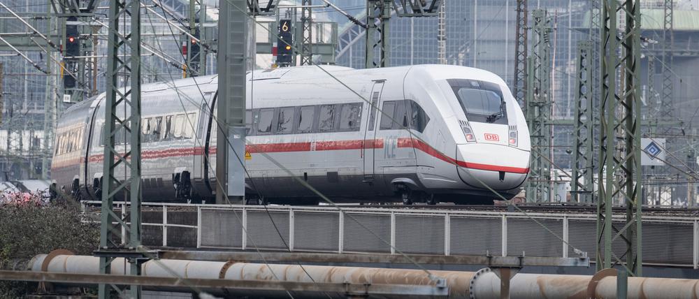 Die Deutsche Bahn will dazu beitragen, dass mehr Verkehr von der Straße auf die Schiene verlagert wird.