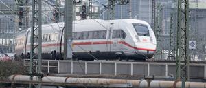 Die Deutsche Bahn will dazu beitragen, dass mehr Verkehr von der Straße auf die Schiene verlagert wird.