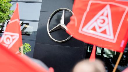Während der dritten Tarifrunde machen die Arbeitnehmer der Metall- und Elektroindustrie mit weiteren Warnstreiks Druck. (Archivbild)