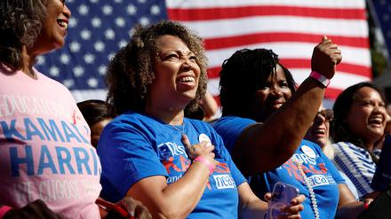 Unterstützer der demokratischen Präsidentschaftskandidatin und US-Vizepräsidentin Kamala Harris reagieren während einer Wahlkampfveranstaltung in Atlanta, Georgia, USA, am 2. November 2024. 