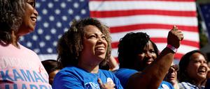 Unterstützer der demokratischen Präsidentschaftskandidatin und US-Vizepräsidentin Kamala Harris reagieren während einer Wahlkampfveranstaltung in Atlanta, Georgia, USA, am 2. November 2024. 