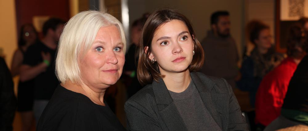 Gescheitert: Die Grünen-Landesvorsitzenden Alexandra Pichl (l.) und Hanna Große Holtrup am Abend der Landtagswahl in Potsdam. 