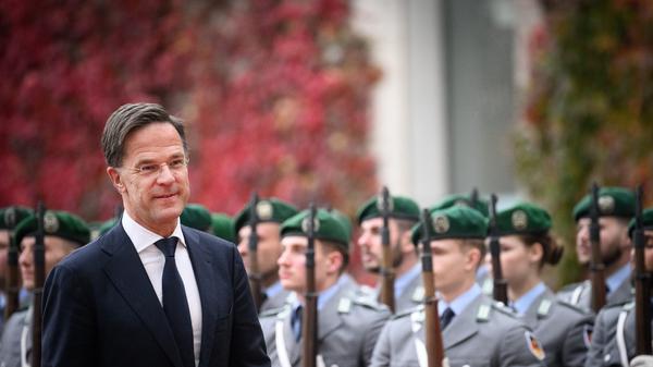 Mark Rutte, Nato-Generalsekretär, wird von Bundeskanzler Scholz bei seinem Antrittsbesuch mit militärischen Ehren vor dem Bundeskanzleramt begrüßt. 