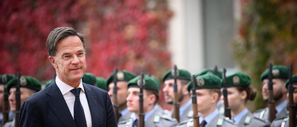 Mark Rutte, Nato-Generalsekretär, wird von Bundeskanzler Scholz bei seinem Antrittsbesuch mit militärischen Ehren vor dem Bundeskanzleramt begrüßt.