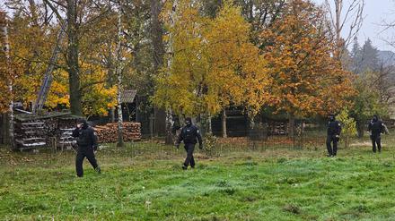 Beamte des Bundeskriminalamts (BKA) sind bei einer Razzia gegen eine mutmaßlich rechtsextremistische terroristische Vereinigung am Rande von Grimma im Einsatz.