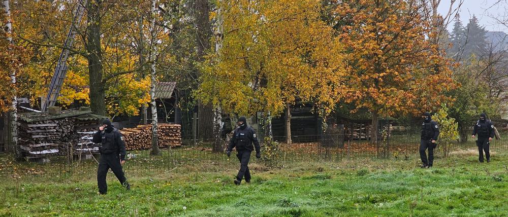 Beamte des Bundeskriminalamts (BKA) sind bei einer Razzia gegen eine mutmaßlich rechtsextremistische terroristische Vereinigung am Rande von Grimma im Einsatz.