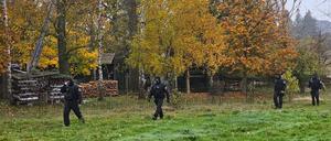 Beamte des Bundeskriminalamts (BKA) sind bei einer Razzia gegen eine mutmaßlich rechtsextremistische terroristische Vereinigung am Rande von Grimma im Einsatz.