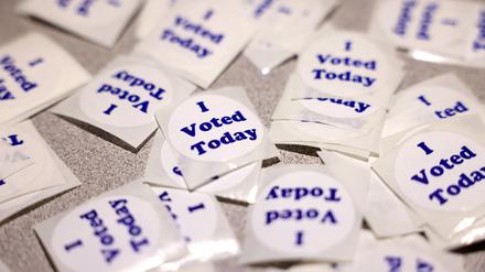 Ein Blick auf „Ich habe heute gewählt“-Aufkleber in der Douglas County Election Commission am Tag vor der US-Präsidentschaftswahl in Omaha, Nebraska, USA, 4. November 2024.