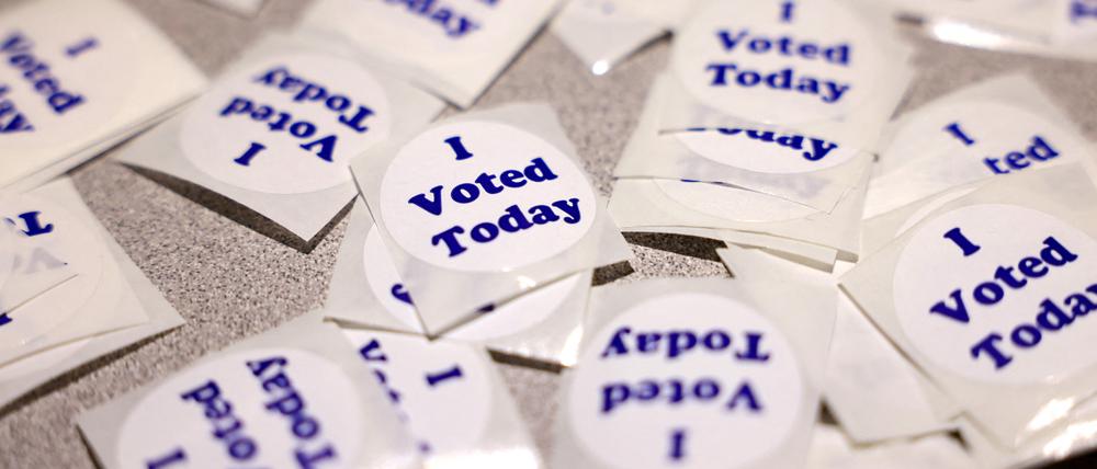 Ein Blick auf „Ich habe heute gewählt“-Aufkleber in der Douglas County Election Commission am Tag vor der US-Präsidentschaftswahl in Omaha, Nebraska, USA, 4. November 2024.