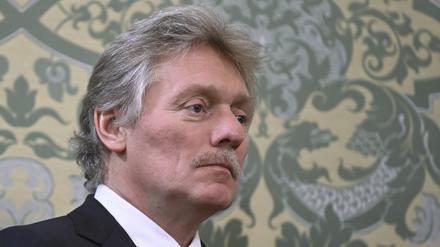 Russland, Moskau: Dieses von der staatlichen russischen Nachrichtenagentur Sputnik via AP veröffentlichte Foto zeigt Dmitri Peskow, Kreml-Sprecher, bei einem Treffen des russischen Präsidenten Putin mit dem tadschikischen Präsidenten Rahmon im Kreml.