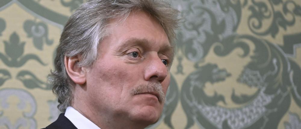 Russland, Moskau: Dieses von der staatlichen russischen Nachrichtenagentur Sputnik via AP veröffentlichte Foto zeigt Dmitri Peskow, Kreml-Sprecher, bei einem Treffen des russischen Präsidenten Putin mit dem tadschikischen Präsidenten Rahmon im Kreml.