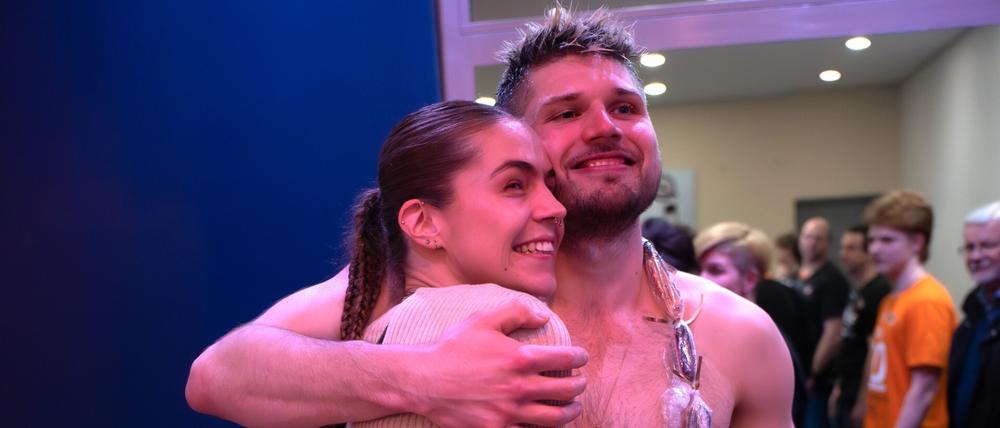 Elle Sandbothe und Ruben Schott feiern den Meisterschaftstitel der Volleys.