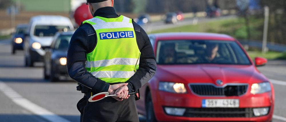 Ein Polizist beobachtet in Tschechien den Verkehr. (Symbolbild)