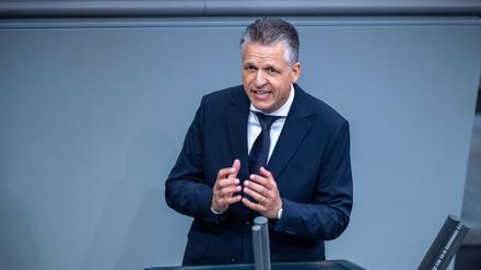 Berlin: Thorsten Frei, Erster parlamentarischer Geschäftsführer der CDU/CSU-Fraktion spricht in der Debatte zur Ersten Lesung mehrerer Gesetzentwürfe zum Themenkomplex Zuwanderung und innere Sicherheit, dem sogenannten Sicherheitspaket der Bundesregierung.