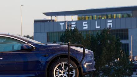 Die Beschäftigten des Tesla-Werks in Grünheide bei Berlin erhalten zum 1. November mehr Geld. (Archivbild)