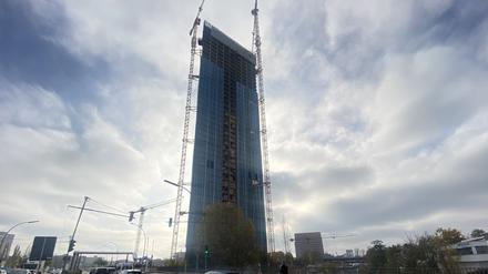  Der Rohbau des Estrel Tower an der Neuköllner Sonnenallee ist jetzt ein Wolkenkratzer.