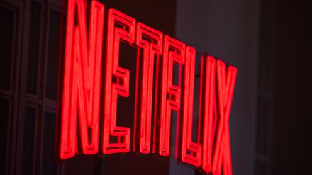 Der Schriftzug „Netflix“ leuchtet bei einer Vorstellung. (Archivbild)