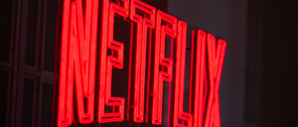 Der Schriftzug „Netflix“ leuchtet bei einer Vorstellung. (Archivbild)
