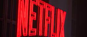 Der Schriftzug „Netflix“ leuchtet bei einer Vorstellung. (Archivbild)