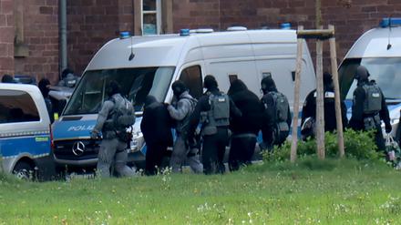 Polizisten bringen die bei der Razzia  gegen mutmaßliche Rechtsextreme Festgenommenen zum Ermittlungsrichter am Bundesgerichtshof, der über die Untersuchungshaft entscheidet.